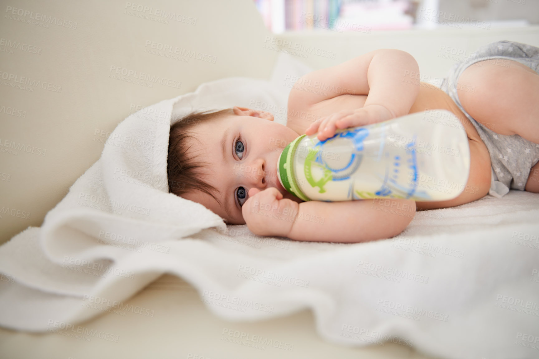 Ребенок 5 месяцев с бутылочкой