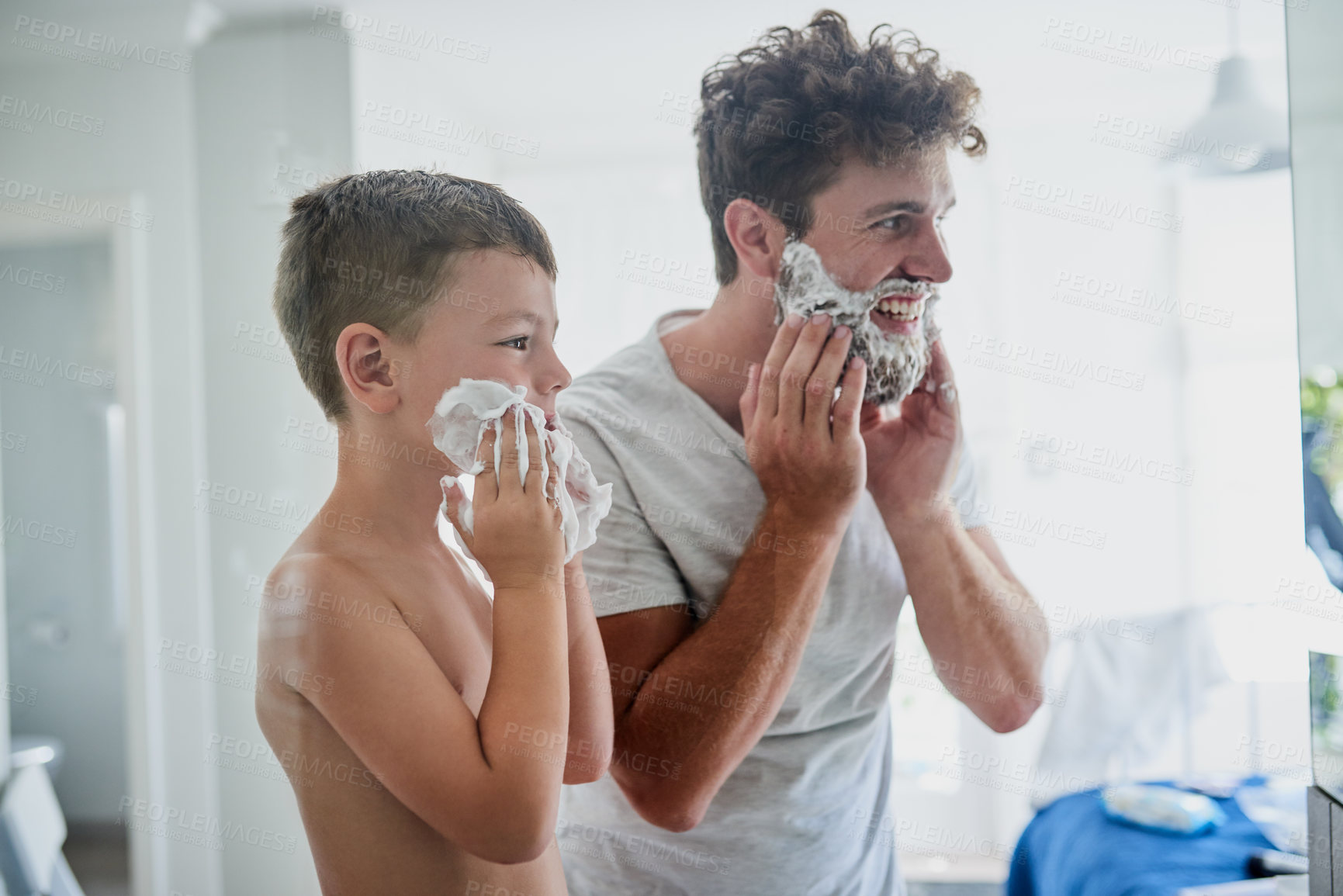 Папа бреет. Мужчина бреется фото. Папа и борода. Мальчик бреется картинка. Shaving boy ad.