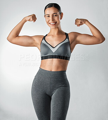 See What Working Out Did Studio Shot Unrecognisable Woman Posing fotos,  imagens de © PeopleImages.com #593636266