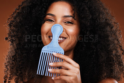 Black woman, curly hair comb and afro beauty, hairstyle and hair care on  studio background. Portrait happy african girl model, hair brush or hair  styling tool in fashion, cosmetics and natural trends |