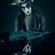 口豪奢 dark Evil, and makeup for queen of portrait with fantasy 洋書