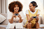 Grupo de amigos no sofá jogando videogame divertido e relaxando na sala de  estar de casa junto com o controlador de internet aplicativo de esportes  virtuais de jogos on-line e sofá jogadores