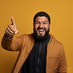 Happy muslim man, smiling and pointing on clear backdrop. Religion concept.