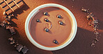 Slab, melt or bowl with chocolate for production, fruit incorporation or tempered mixture for integration. Above, gourmet process or cocoa with blueberry for dessert preparation, baking or ingredient